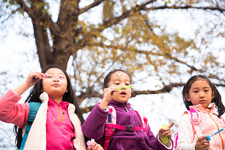 笑三个人公园小学生在户外玩耍图片