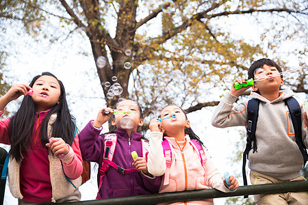 幸福朋友周末活动小学生在户外玩耍图片