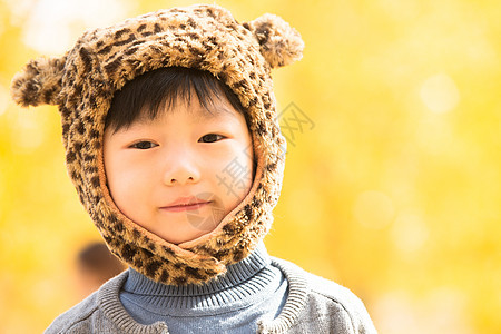 人亚洲小男孩在户外玩耍图片