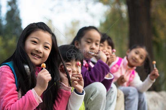 摄影享乐亚洲人可爱的男孩女孩在户外玩耍图片