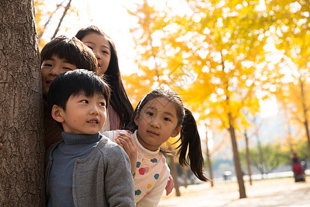 郊游10岁到11岁东亚欢乐的男孩女孩在户外玩耍图片