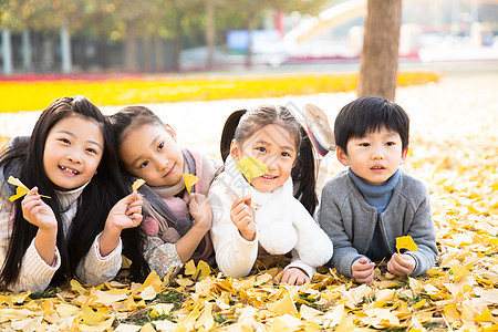 趴着自由健康的可爱的男孩女孩在户外玩耍图片