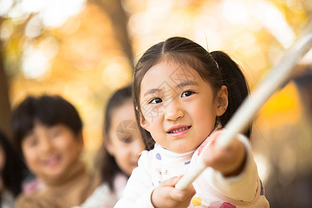 成一排活力伙伴小学生在拔河比赛图片