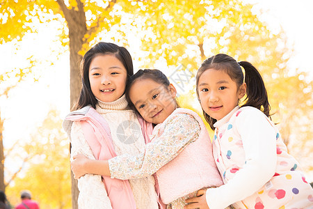 东亚亚洲人郊游欢乐的小女孩在户外玩耍图片