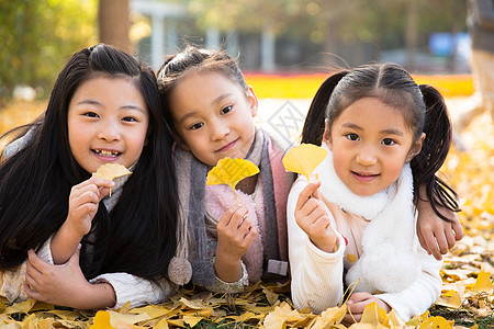 水平构图学龄儿童三个人可爱的男孩女孩在户外玩耍图片