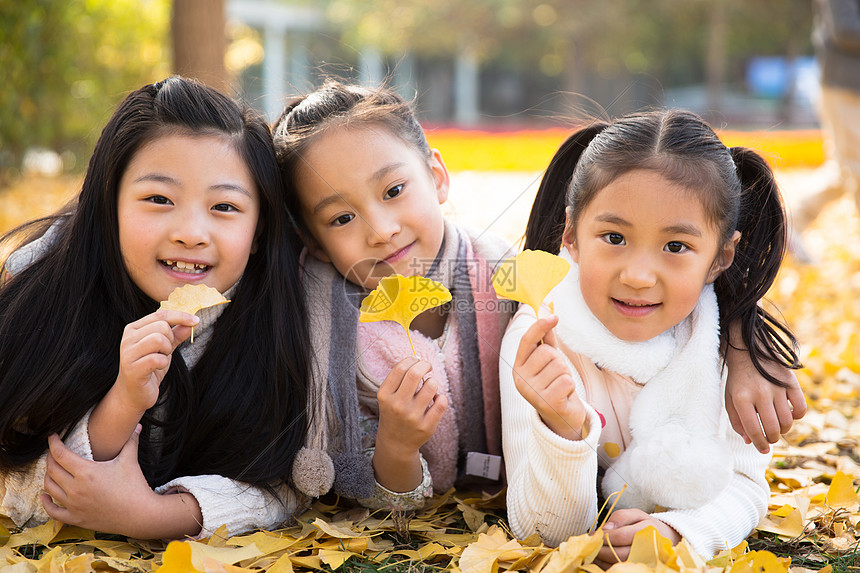 水平构图学龄儿童三个人可爱的男孩女孩在户外玩耍图片