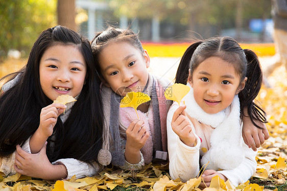 水平构图学龄儿童三个人可爱的男孩女孩在户外玩耍图片