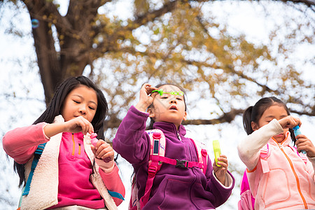 铝业护栏郊游友谊玩具小学生在户外玩耍背景