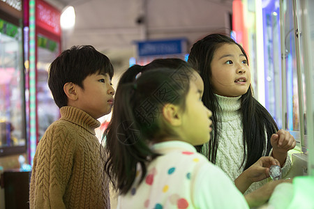 白昼小学生毛绒玩具男孩女孩在游戏厅玩耍图片