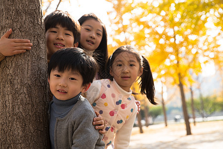 5到6岁享乐学龄儿童欢乐的男孩女孩在户外玩耍图片