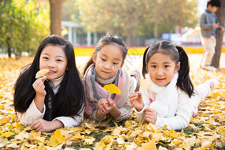 秋天落叶彩色图片可爱的男孩女孩在户外玩耍图片