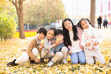 活力东方人亚洲可爱的男孩女孩在户外玩耍图片