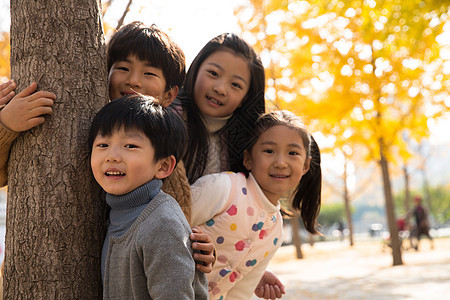 纯洁亚洲人小学生欢乐的男孩女孩在户外玩耍图片