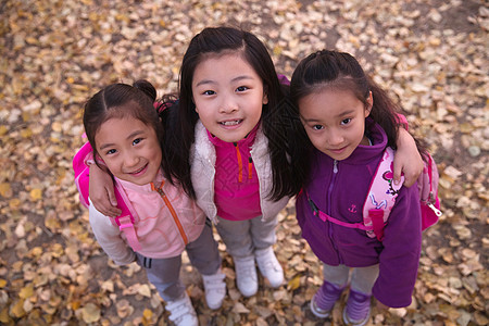 幸福健康的可爱的小学生在户外玩耍图片