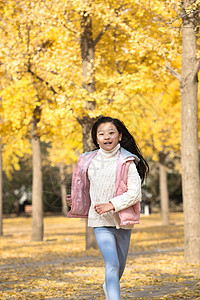 休闲活动郊游动作可爱的小女孩在户外玩耍图片