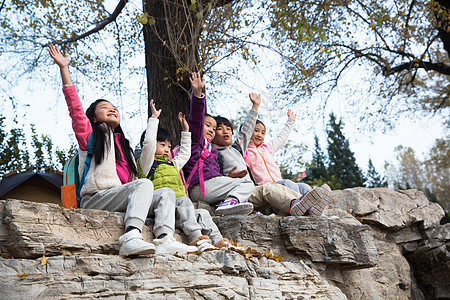 小学生朋友自由可爱的男孩女孩在户外玩耍图片