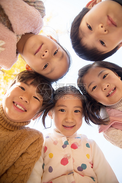 亚洲健康的摄影欢乐的男孩女孩在户外玩耍图片