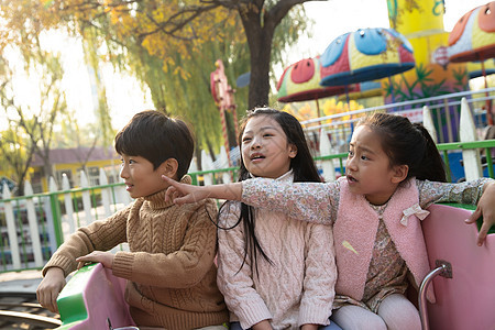 户外活动亚洲友谊男孩女孩坐过山车图片
