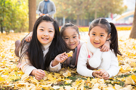 学龄儿童乐趣彩色图片可爱的男孩女孩在户外玩耍图片