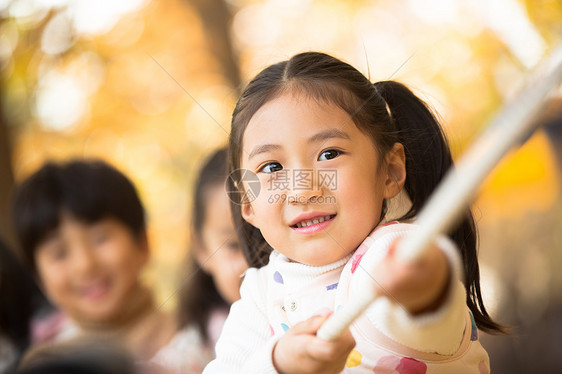 健康的5到6岁小学生在拔河比赛图片