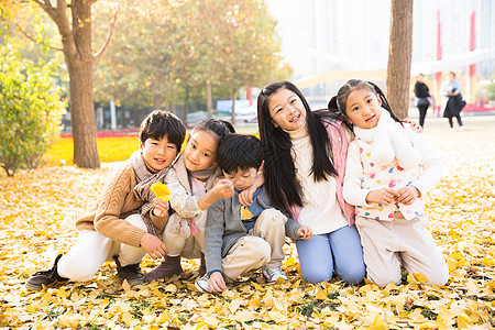 乐趣水平构图可爱的男孩女孩在户外玩耍图片