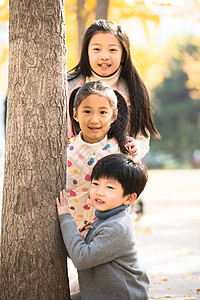 摄影幸福自由欢乐的男孩女孩在户外玩耍图片