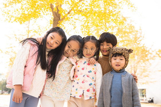 亚洲人欢乐周末活动可爱的男孩女孩在户外玩耍图片