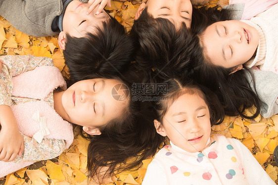 4岁到5岁草地户外活动可爱的男孩女孩躺在地上图片