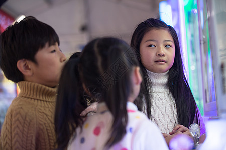 乐趣幸福东亚男孩女孩在游戏厅玩耍图片