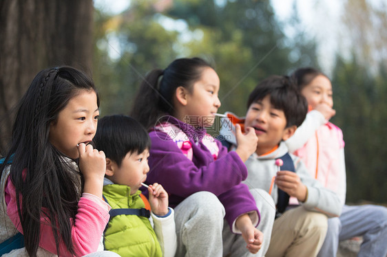 享乐活力户外活动可爱的男孩女孩在户外玩耍图片