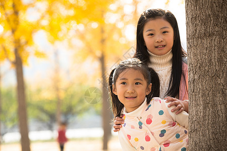 东方人白昼学龄儿童两个可爱的小女孩在户外玩耍图片