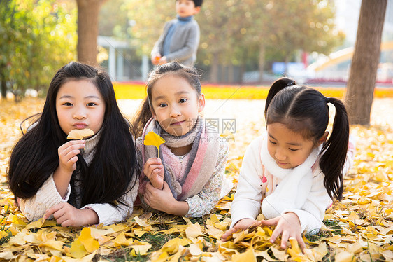 无忧无虑亚洲可爱的男孩女孩在户外玩耍图片