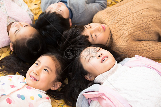 乐趣正上方视角躺着可爱的男孩女孩躺在地上图片