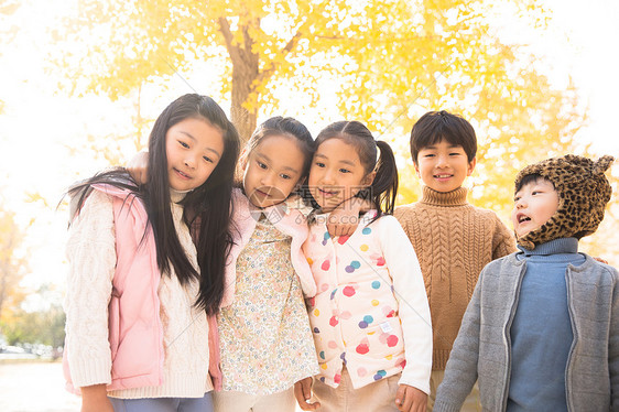 自由树林天真可爱的男孩女孩在户外玩耍图片