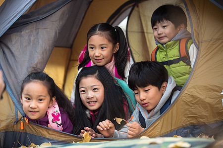 小学生在户外露营图片