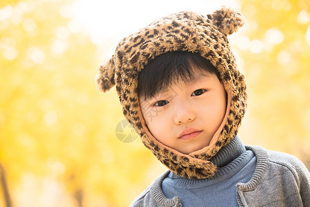 享乐彩色图片天真小男孩在户外玩耍图片