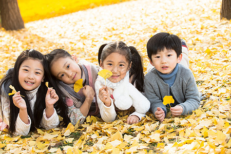 白昼彩色图片公园可爱的男孩女孩在户外玩耍图片