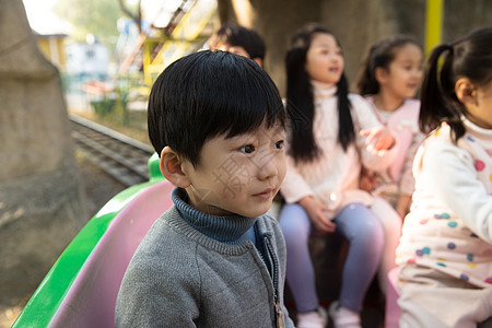 游乐场的孩子东亚冒险郊游男孩女孩坐在游乐场玩耍背景