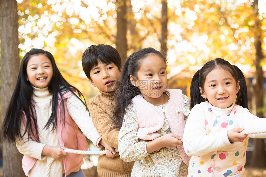 童年享乐健康的小学生在拔河比赛图片