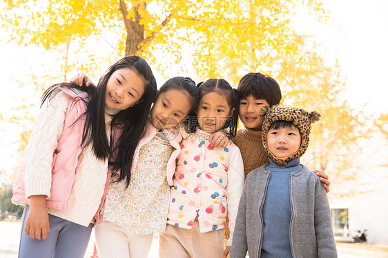 彩色图片度假可爱的男孩女孩在户外玩耍图片