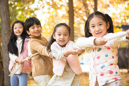 挑战克服困难力量小学生在拔河比赛图片