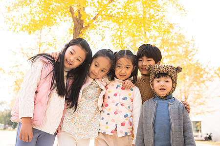 成长户外活动东亚可爱的男孩女孩在户外玩耍图片