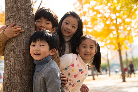 友谊4岁到5岁亚洲欢乐的男孩女孩在户外玩耍图片