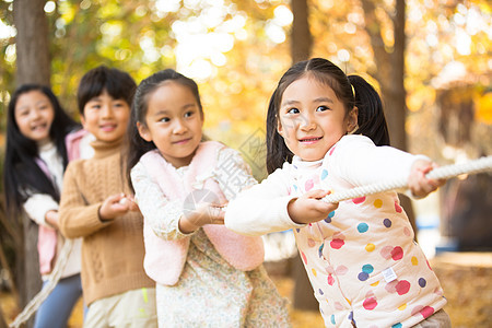 东方人乐趣团队小学生在拔河比赛图片