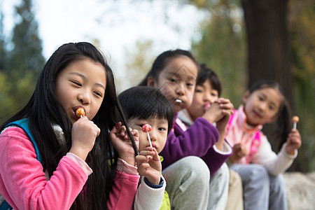 活力纯洁公园可爱的男孩女孩在户外玩耍图片