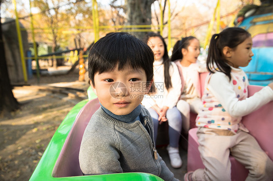 幸福冒险天真男孩女孩坐在游乐场玩耍图片