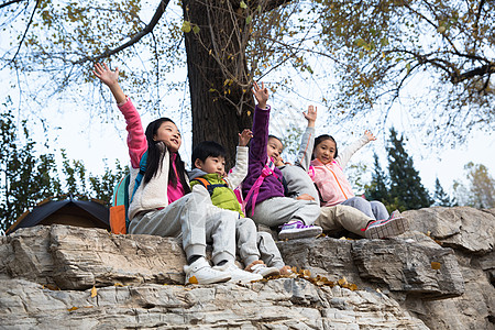 春节小学生图画朋友天真树可爱的男孩女孩在户外玩耍背景
