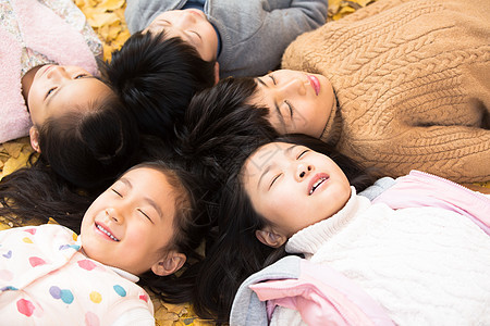 天真公园健康的可爱的男孩女孩躺在地上图片