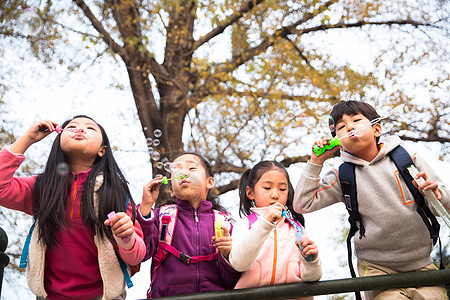 小学生在户外玩耍图片