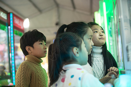 天真诱惑快乐男孩女孩在游戏厅玩耍图片